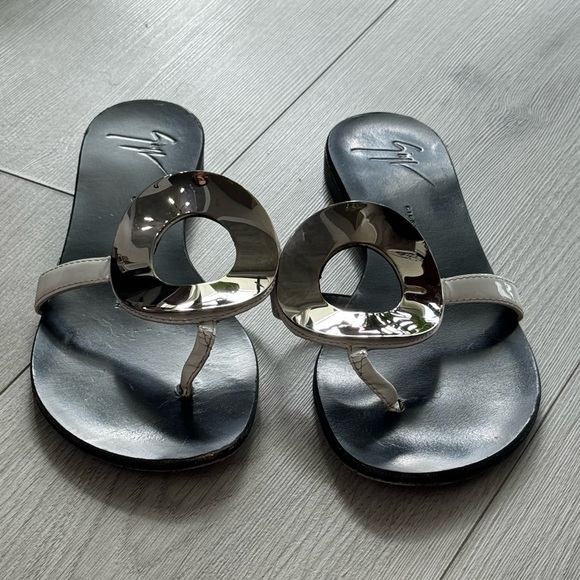 Giuseppe Zanotti Silver Metal Circle Flat Sandals size 37 - Picture 2 of 8